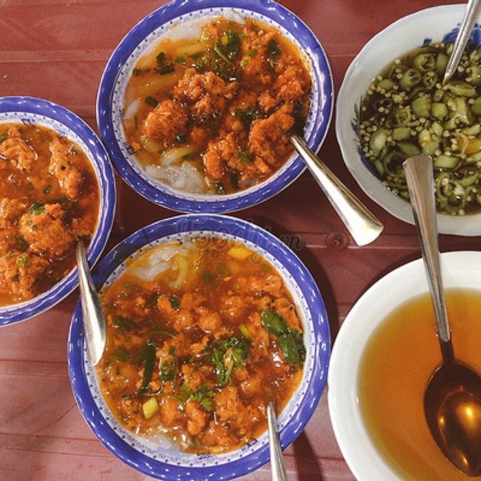 Tô bánh canh Nam Phổ đầy màu sắc với tôm cua tươi ngon