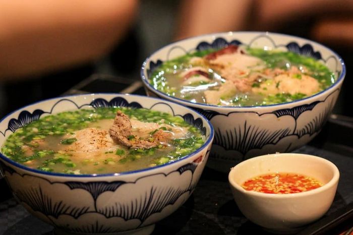 Hình ảnh tô bún quậy thơm ngon với chả cá vàng ươm