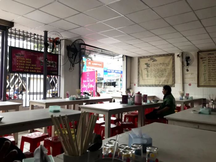 Hình ảnh tô bún bò Huế đặc trưng tại Sông Hương