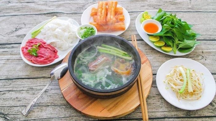 Hình ảnh tô phở truyền thống thơm ngon với nước dùng trong vắt tại Phở Việt Nam