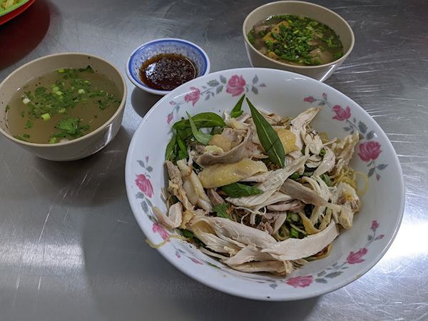 Hình ảnh tô hủ tiếu gà quay vàng ươm hấp dẫn