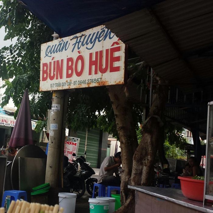Không gian ấm cúng và tô bún đầy đặn tại Quân Huyền - nơi lưu giữ hương vị Huế