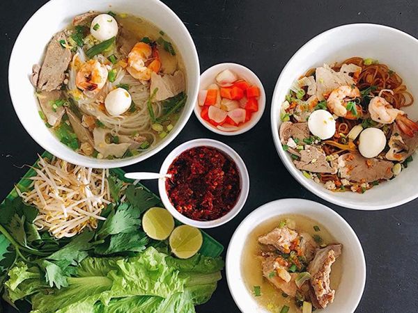 Hình ảnh tô bún mọc đặc trưng miền Nam