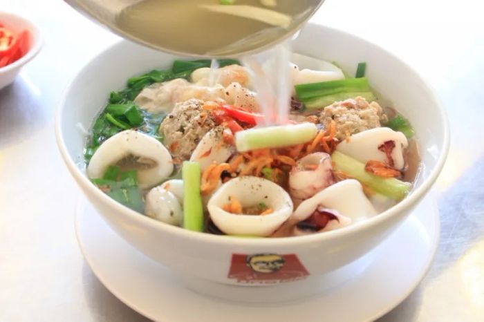 Không gian ấm cúng tại quán với những tô hủ tiếu bốc khói nghi ngút, màu sắc hài hòa từ nguyên liệu tươi ngon