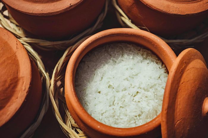 Không gian ấm cúng tại Tiệm Cơm Niêu Nhà Lá với những niêu đất giản dị