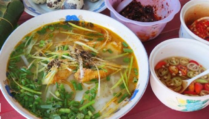 Tô bánh canh Đào vàng ươm với sợi bánh dai mềm hấp dẫn