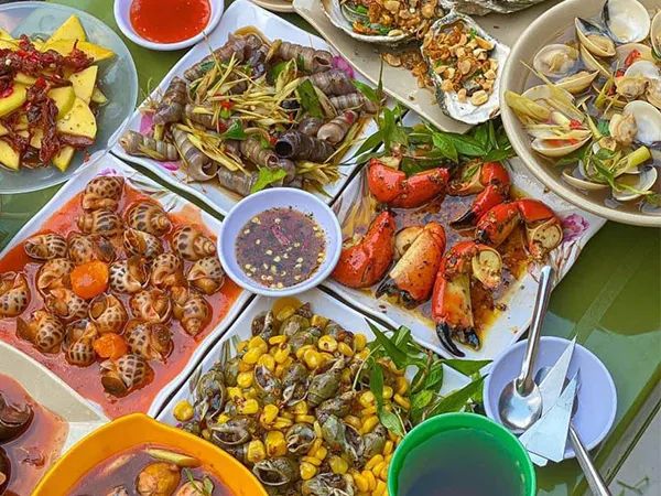 Thực đơn phong phú với đủ loại hải sản tươi sống