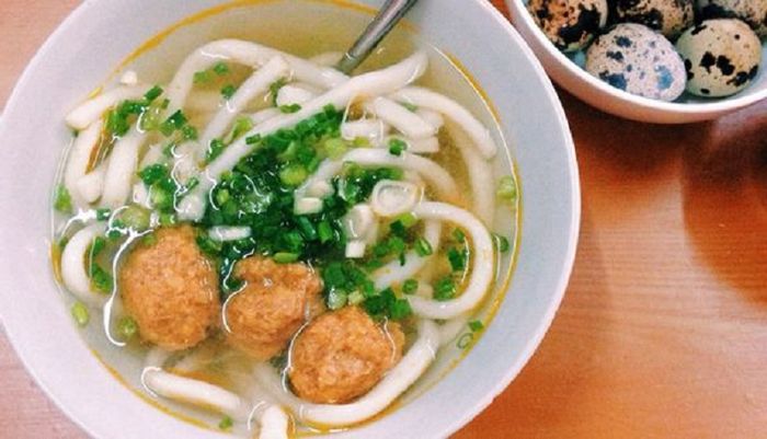 Hình ảnh bánh canh Mân với nguyên liệu tươi ngon bày biện đẹp mắt