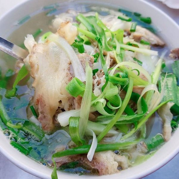 Không gian ấm cúng tại quán Phở Huỳnh Trang