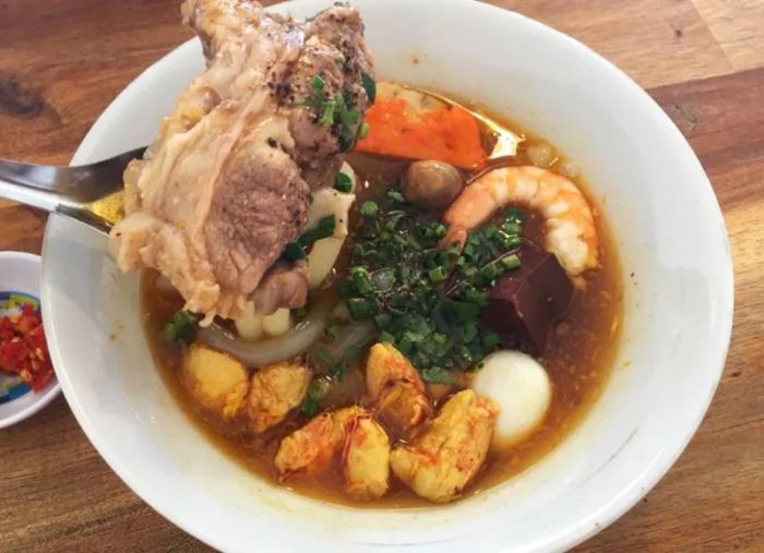 Ảnh 2: Không gian ấm cúng tại quán với tô bánh canh cua đầy ắp nguyên liệu
