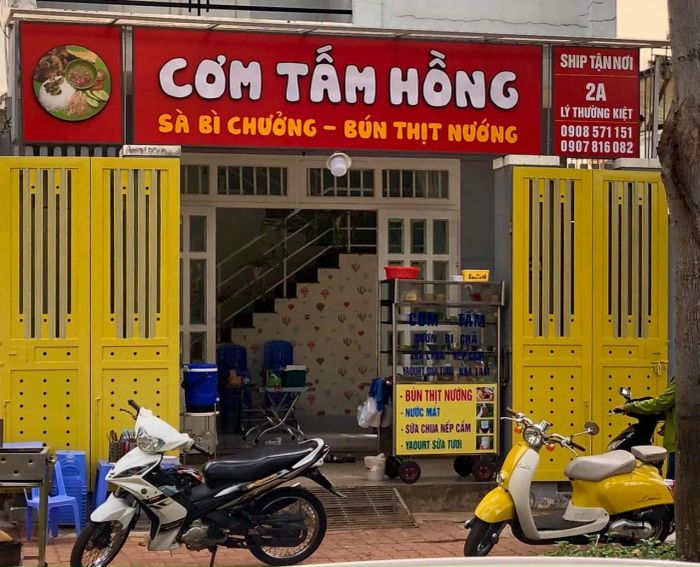 Không gian sang trọng tại Cơm Tấm Hồng