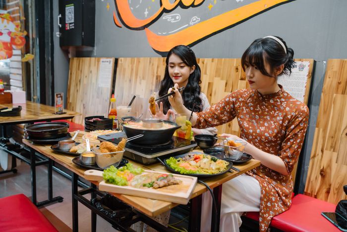 Ảnh 1 - Không gian trẻ trung và món ăn bắt mắt tại Vado Canteen