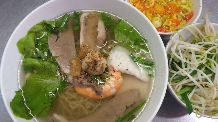 Tô bánh canh đặc biệt thơm ngon tại Cô Ba