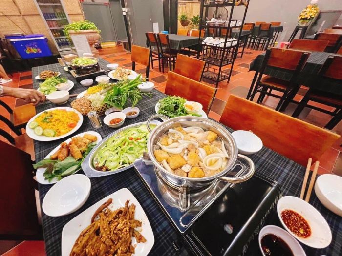 Không gian ấm cúng tại Bếp Chay Gạo Factory (Ảnh 1)