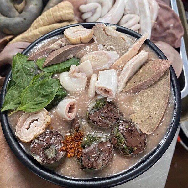 Tô cháo lòng thơm ngon đặc trưng tại quán Nguyễn Thị Minh Khai