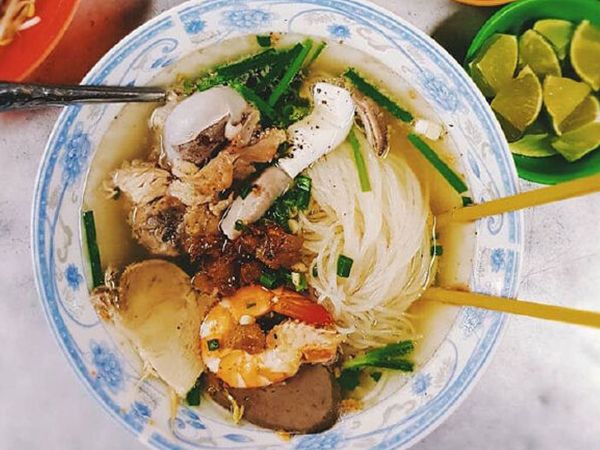 Hình ảnh tô hủ tiếu thơm ngon tại Hùng Bà Quách