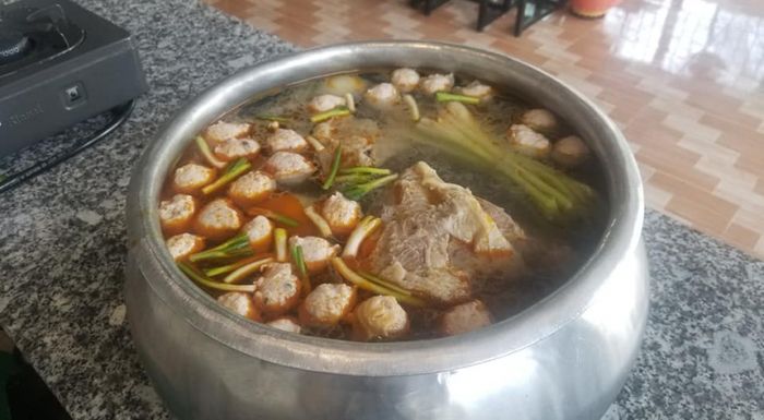 Hình ảnh chân thực về tô bún bò Huế đậm đà tại Thảo Trúc
