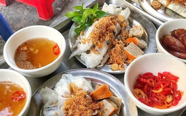 Không gian ấm cúng tại quán bánh cuốn nổi tiếng Quận 8