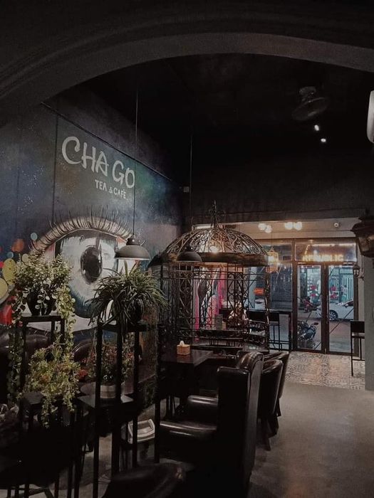 Chago Tea & Cafe ảnh 2 - góc hình nghệ thuật với những ly trà sữa trình bày đẹp mắt trên nền decor độc đáo