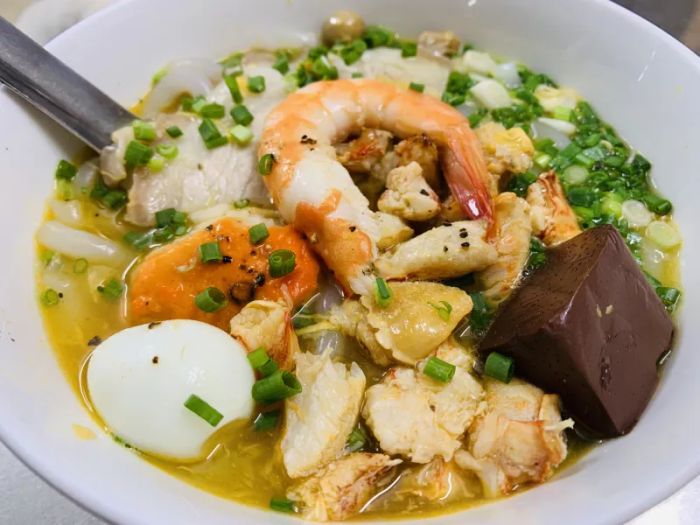 Hình ảnh tô bánh canh cua thơm ngon đầy hấp dẫn