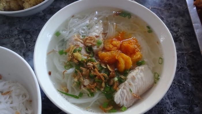 Hình ảnh tô bún cá thơm ngon đặc trưng tại Bún Cá Út Ơi