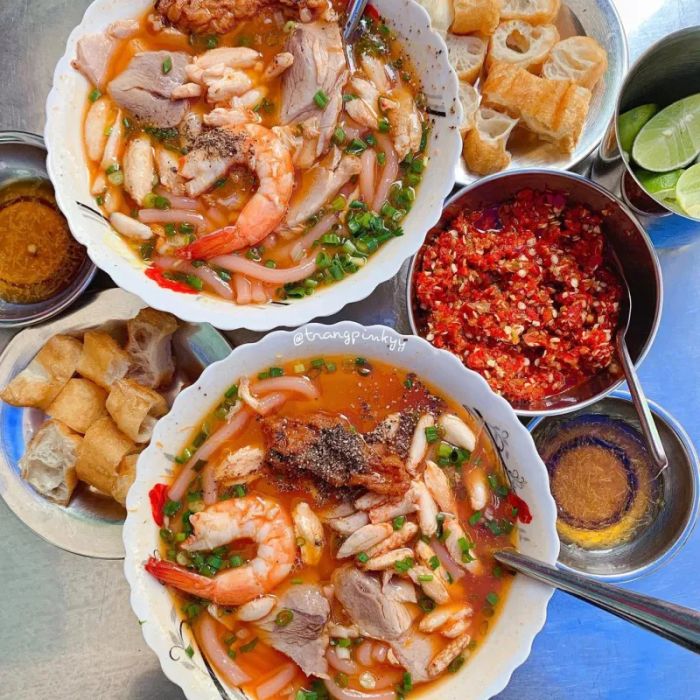 Ảnh 1: Tô bánh canh cua Hoàng Lan bốc khói nghi ngút, sắc vàng ruộm của nước lèo quyện cùng topping hảo hạng