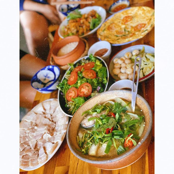 Những mâm cơm đậm đà bản sắc Việt tại Bờ Kè Quán