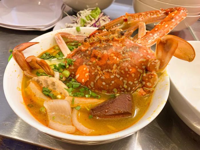 Hình ảnh tô bánh canh ghẹ đặc sản miền Trung