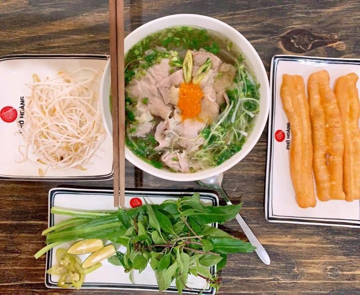 Hình ảnh nghệ thuật: Tô phở Hoàng với lớp thịt bò tái chín vừa tầm, nước dùng trong vắt tỏa hương