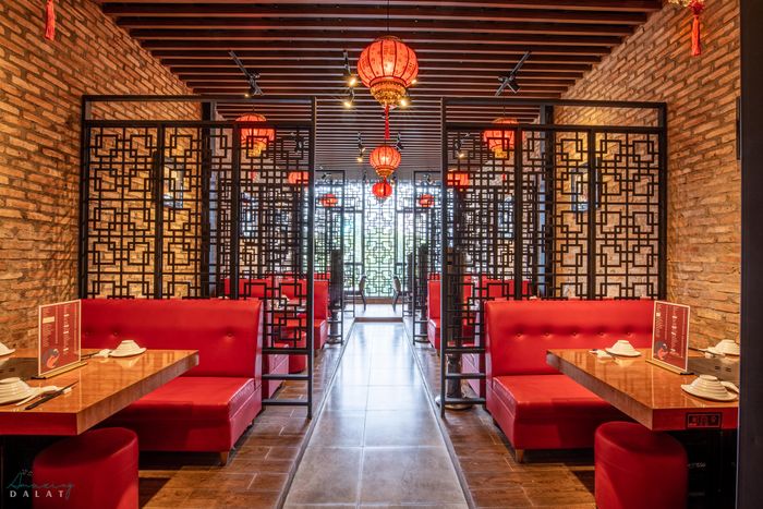 Nhà hàng Hoàng Gia Đà Lạt - Ảnh 3: Khung cảnh ấm cúng với những bàn tiệc được bài trí tinh tế, nơi ánh đèn lung linh hòa cùng hương vị ẩm thực đặc sắc.