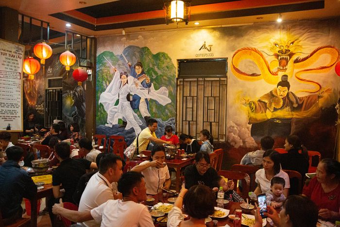 Túy Tửu Lầu - Ảnh 1: Không gian cổ trang độc đáo với những chi tiết kiếm hiệp tinh tế, nơi mỗi góc quán đều kể câu chuyện về giang hồ một thời.