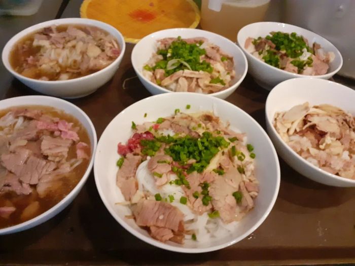 Hình ảnh nồi nước dùng béo ngậy đặc trưng tại Phở Lân Béo