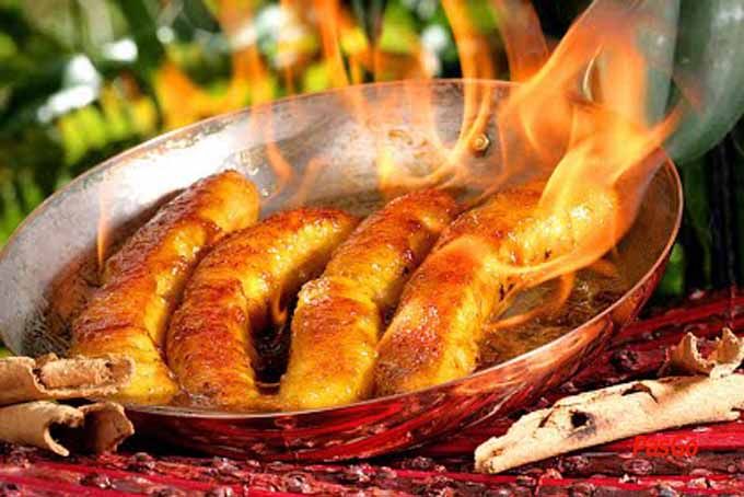 Hình ảnh chuối đốt rượu vàng ươm với ngọn lửa xanh ma thuật