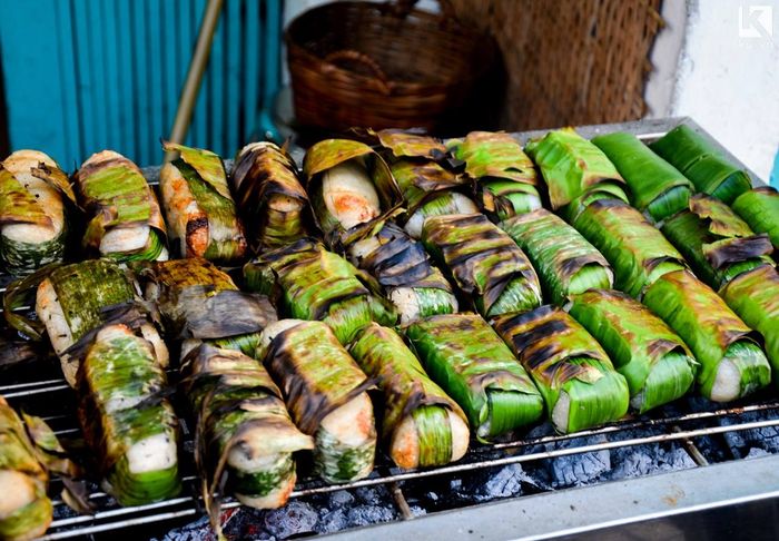 Chuối nếp nướng ảnh 1 - Tác phẩm nghệ thuật ẩm thực với lớp nếp vàng ruộm bọc lấy chuối chín mọng, điểm xuyến hạt vừng đen lấp lánh