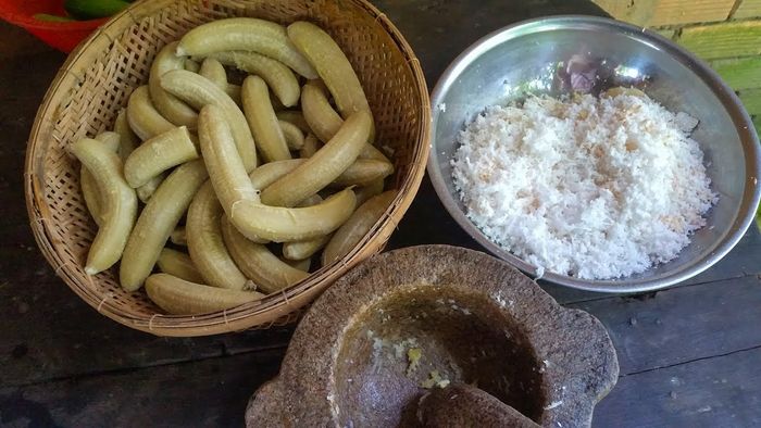 Hình ảnh chuối quết dừa vàng óng điểm xuyết sợi dừa trắng ngần