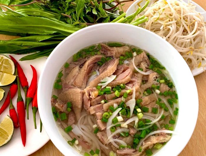 Hình ảnh tô phở bò thơm ngon đặc trưng tại Phở 63