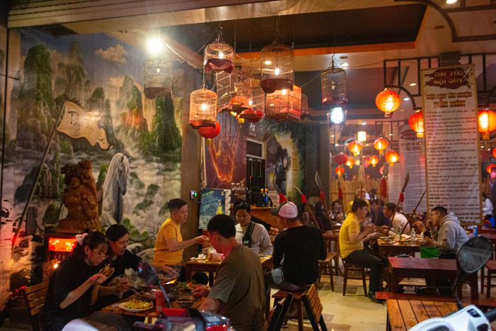 Túy Tửu Lầu - Ảnh 2: Góc nhìn chân thực về bữa tiệc lẩu nướng giữa không gian võ lâm, nơi những món ăn được trình bày như các bảo bối võ học.