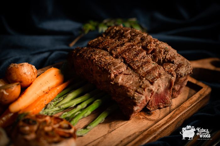 Bò Kobe Đà Lạt ảnh 2: Hình ảnh sống động về không gian sang trọng và những món ngon từ bò Kobe chuẩn vị.