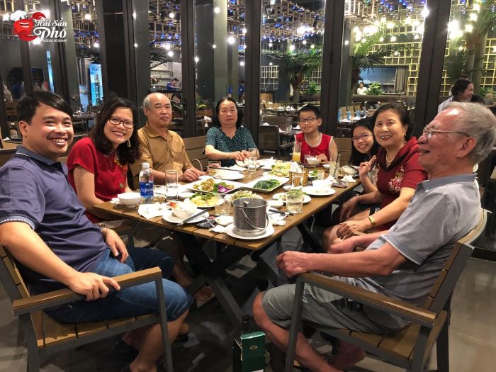Những món hải sản tươi sống được bày trí đẹp mắt tại quầy