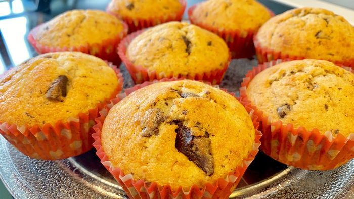 Hình ảnh muffin chuối cắt ngang để lộ phần ruột mềm