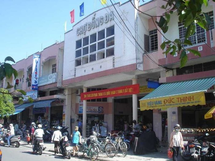 Không gian mua sắm sầm uất tại chợ Đống Đa