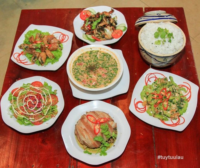 Túy Tửu Lầu - Ảnh 3: Góc nhìn ấn tượng về không gian kiếm hiệp độc đáo, nơi những món lẩu nướng được trình bày như bảo vật giang hồ trong khung cảnh đậm chất võ lâm.