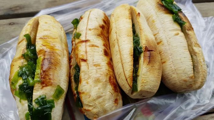 Hình ảnh chuối nướng vàng ươm phủ lớp mỡ hành xanh tươi hấp dẫn