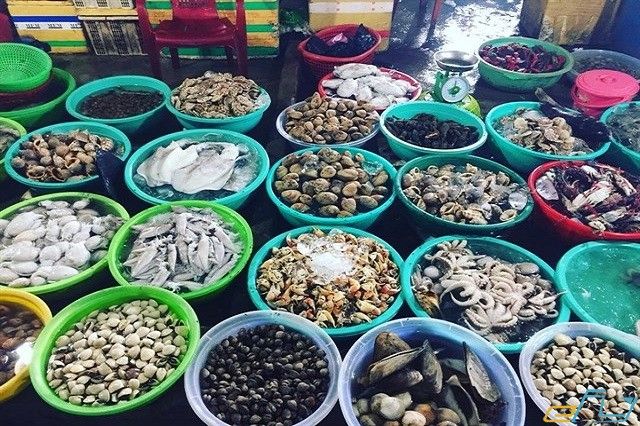 Không gian tấp nập đầy sắc màu tại chợ Hải sản Thanh Khê Đông