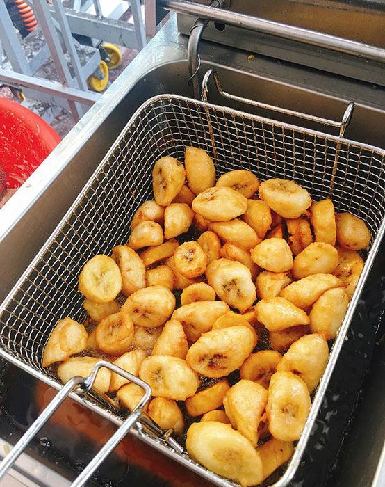 Hình ảnh chuối lắc phô mai vàng ruộm phủ lớp phô mai trắng ngần hấp dẫn