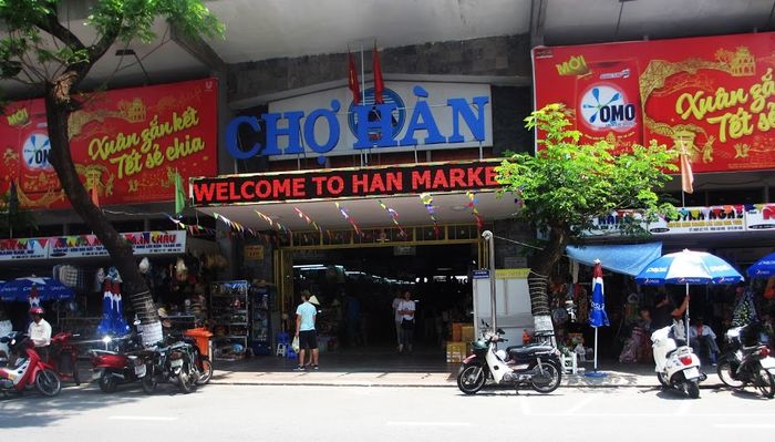 Không gian nhộn nhịp đầy sắc màu tại chợ Hàn Đà Nẵng