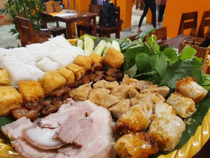 Không gian ấm cúng và những mẹt bún đậu hấp dẫn tại quán Bà Trâm