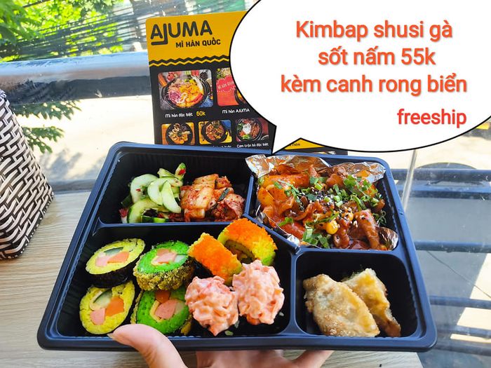 Không gian hiện đại và các món ăn trình bày đẹp mắt tại Ajuma