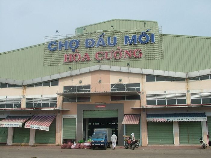 Không gian nhộn nhịp tại chợ đầu mối Hòa Cường