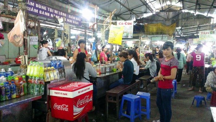 Góc ẩm thực đông vui tại chợ Bắc Mỹ An